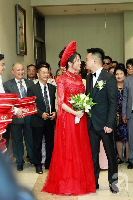 Cô dâu Diệp Lâm Anh và chú rể thiếu gia trao nhau nụ hôn đắm đuối trong lễ đón dâu Cô dâu Diệp Lâm Anh và chú rể thiếu gia trao nhau nụ hôn đắm đuối trong lễ đón dâu